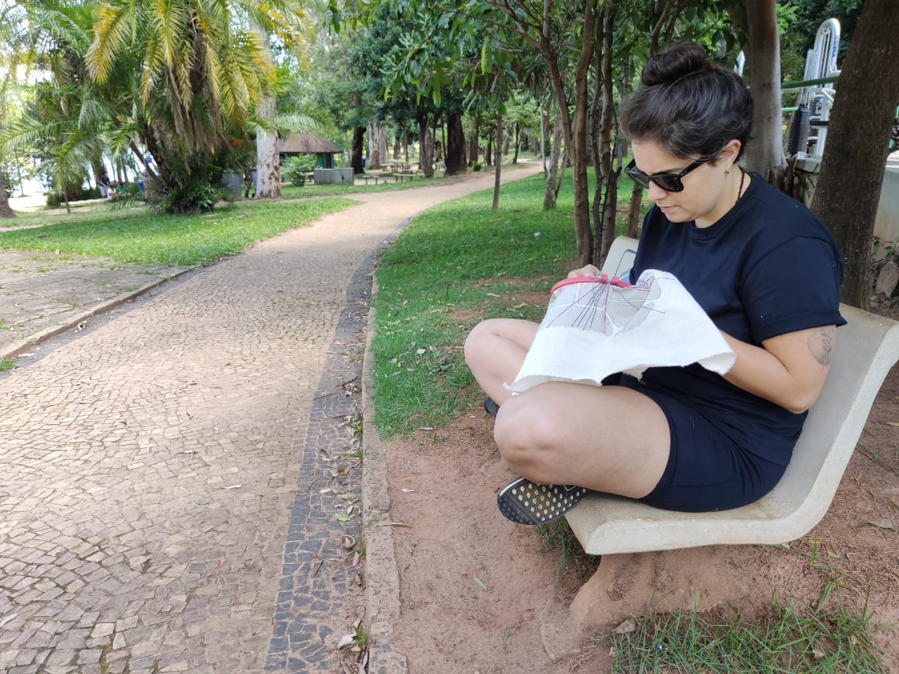 Carol bordando no Parque Taquaral