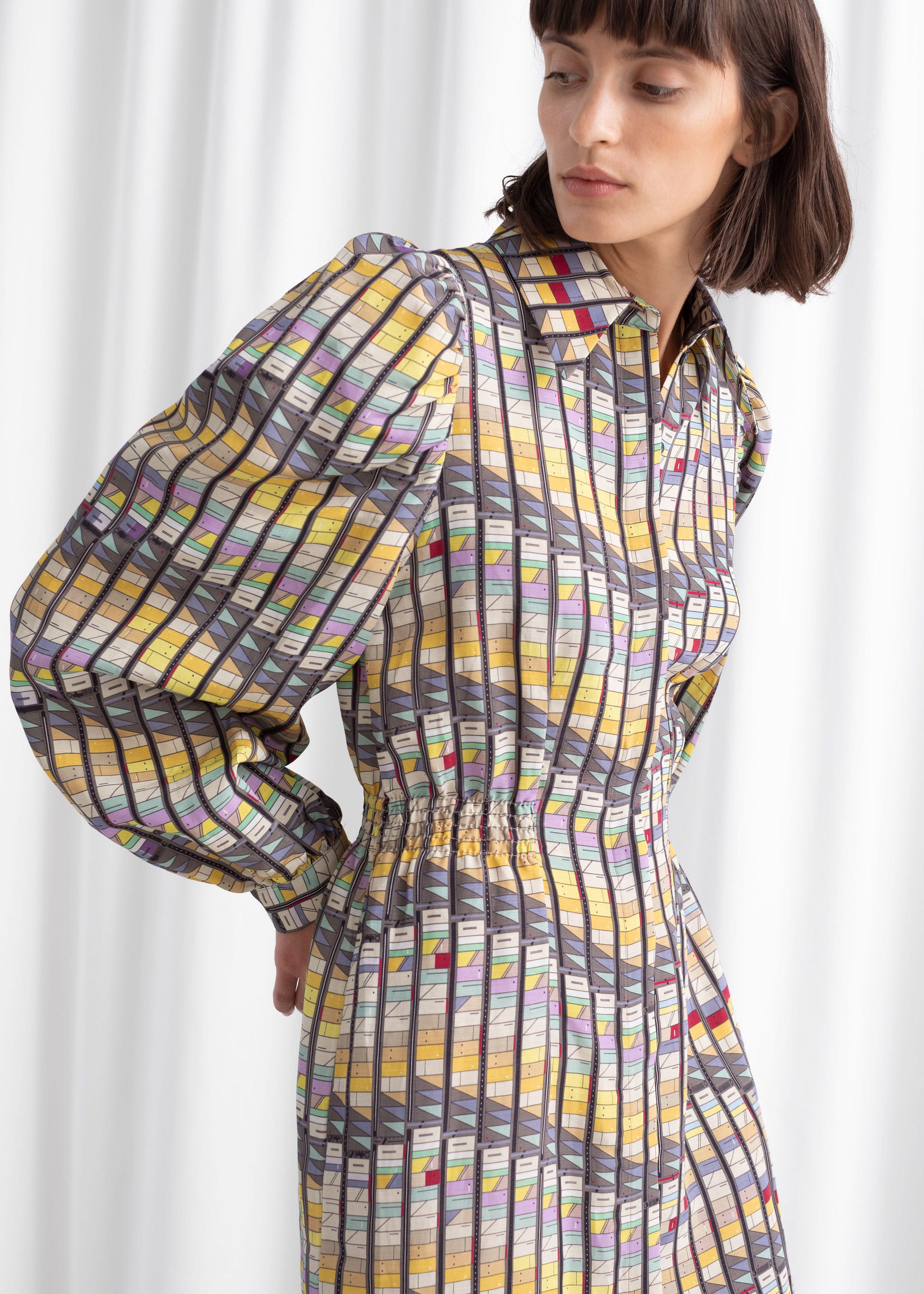 Vestido com estampa geométrica inspirada em visualização de dados, criado por Giorgia Lupi para a marca sueca Stories.com