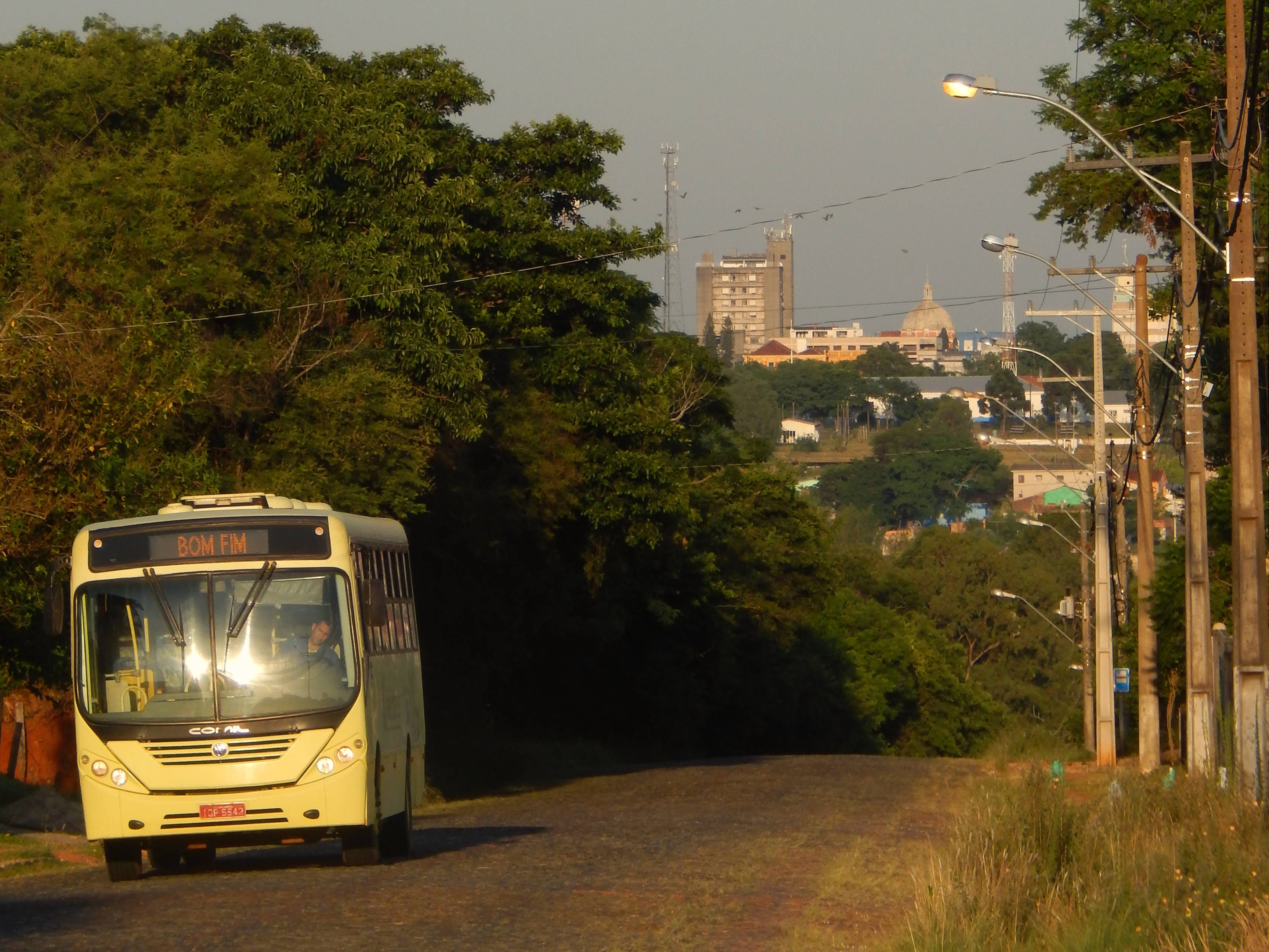 Foto da ponte entre os bairros Baltar e Bom Fim interditada pela enchente
